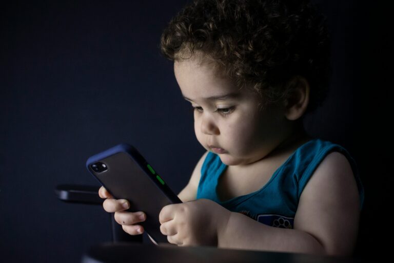 Czy smartfon jest szkodliwy dla dziecka?